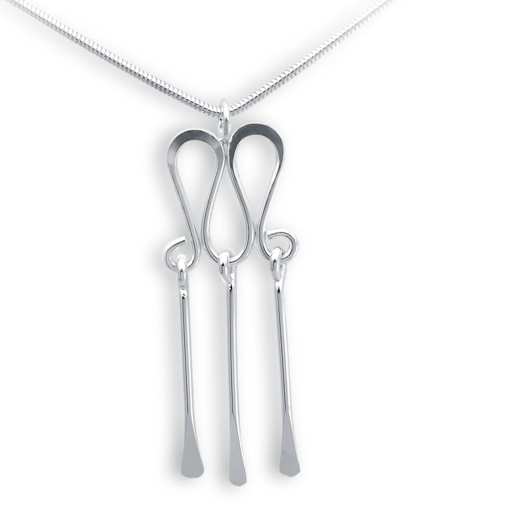 FOLKLORE halsband med tre hamrade silvertrådar i ett traditionellt ornamentmönster hängande från en slank kedja