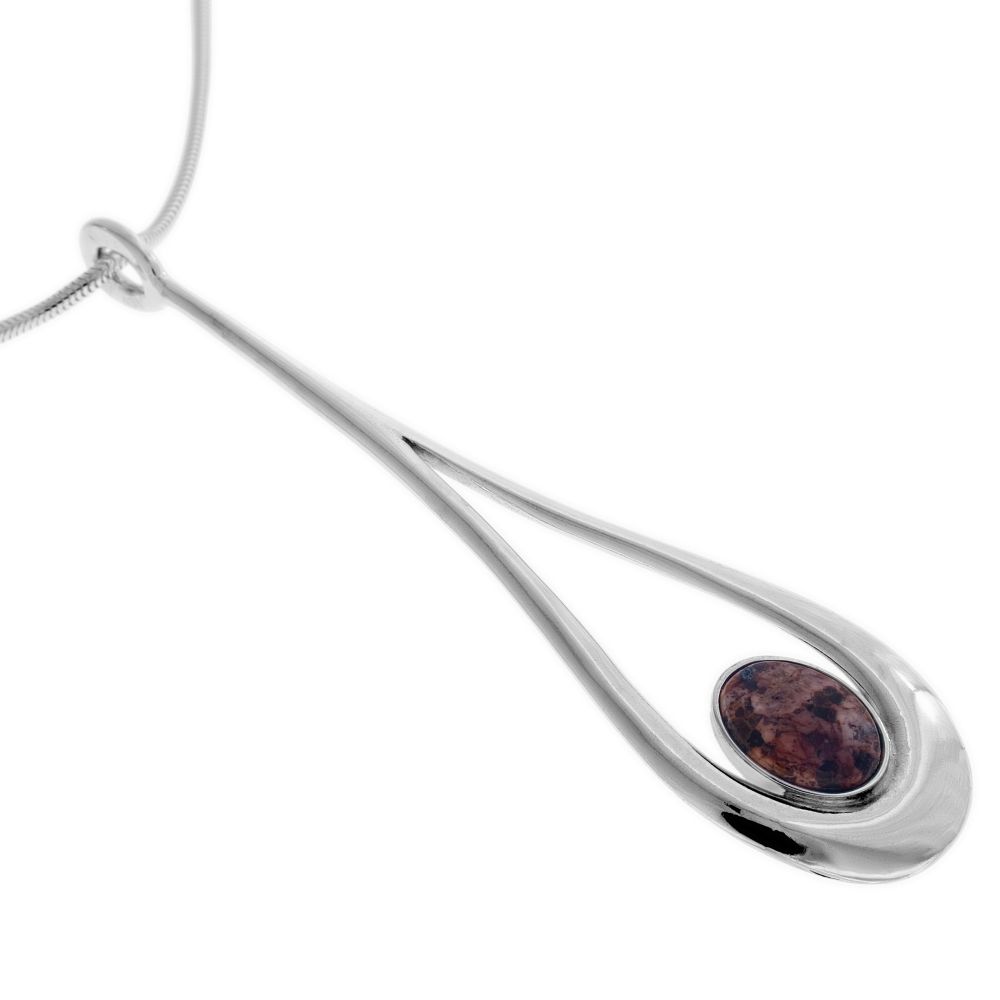 FLOW GRANIT halsband med oval röd granit i ett silverfärgat dropphänge på en 42 cm ormkedja