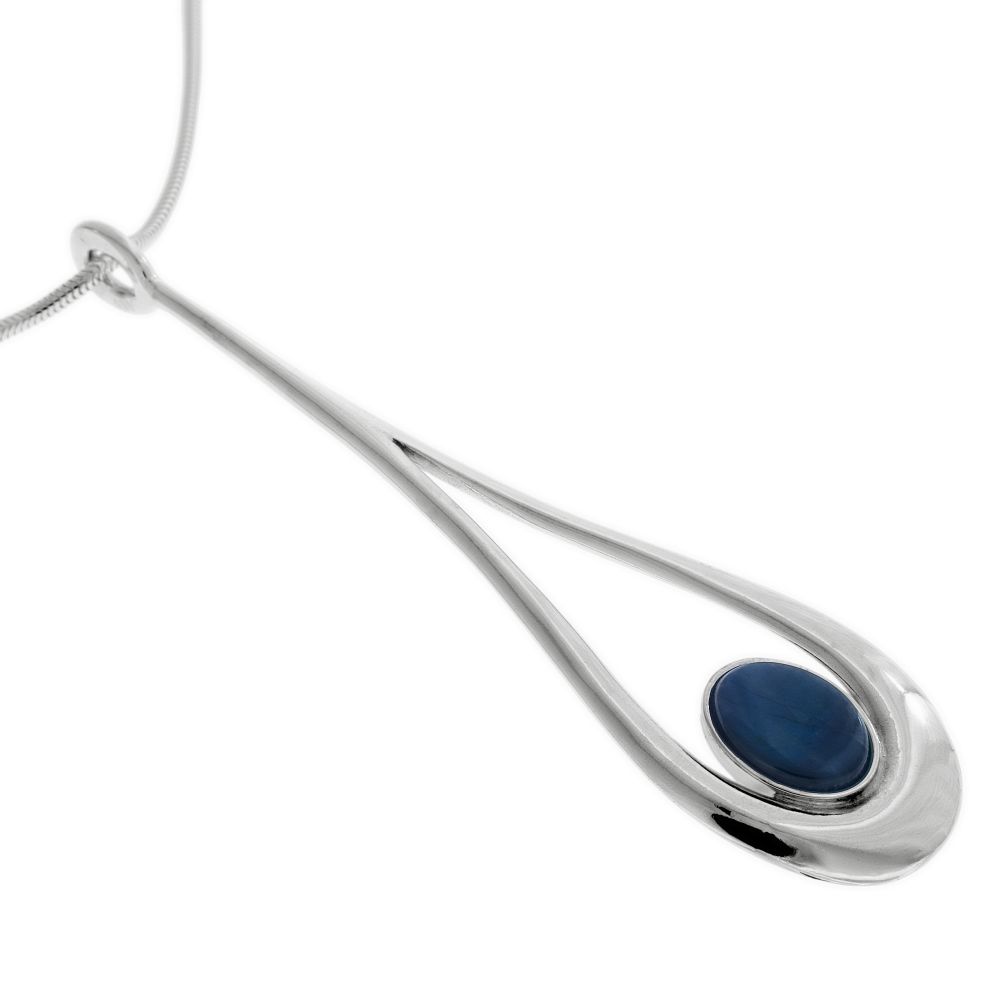 FLOW SPEKTROLIT halsband med oval finsk spektrolit i ett silverfärgat dropphänge på en 42 cm ormkedja