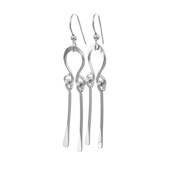Tre långhängande FOLKLORE örhängen på krok i nickelfritt sterlingsilver med kurviga ornament och tre smala stavar