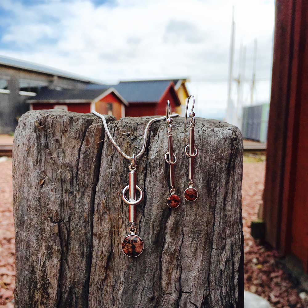 Gloria Granit halsband och matchande örhängen i silver med röda granitstenar