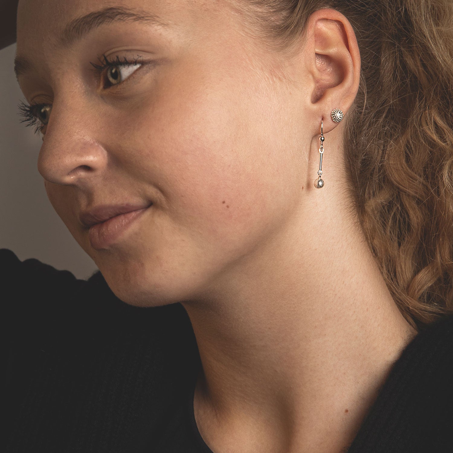 GOLF örhängen på stift i sterling silver med golfbollsmönster