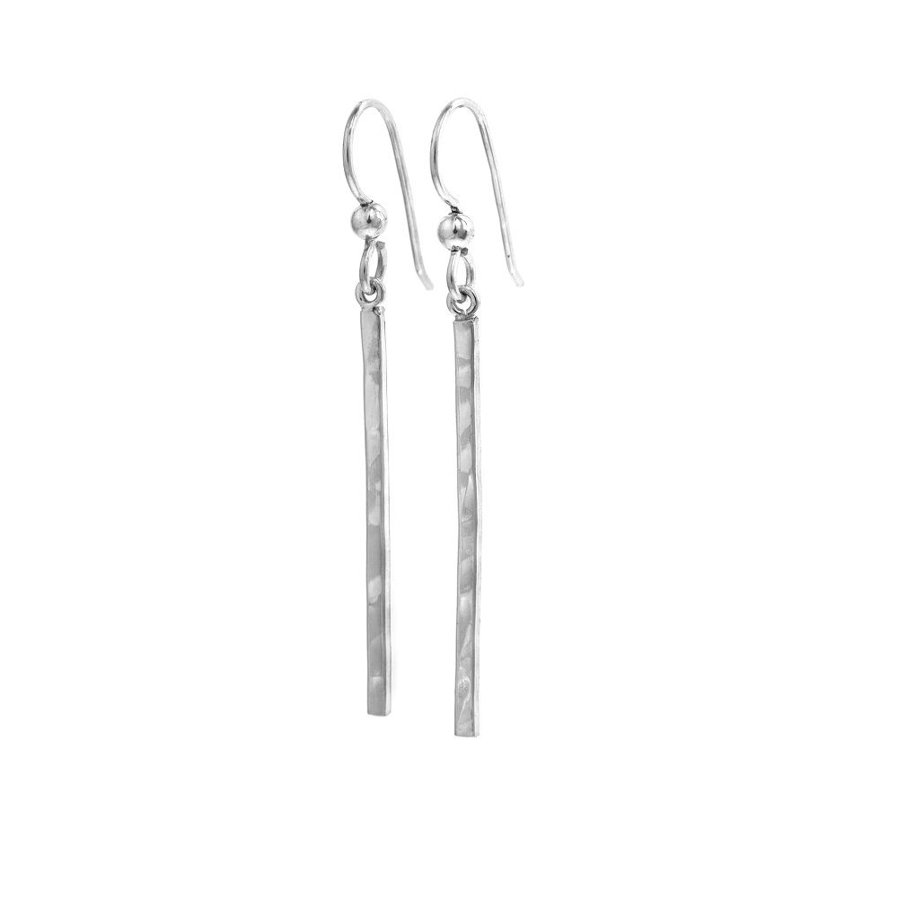Långt stavformade örhängen på krok i 925 sterlingsilver med hamrad yta