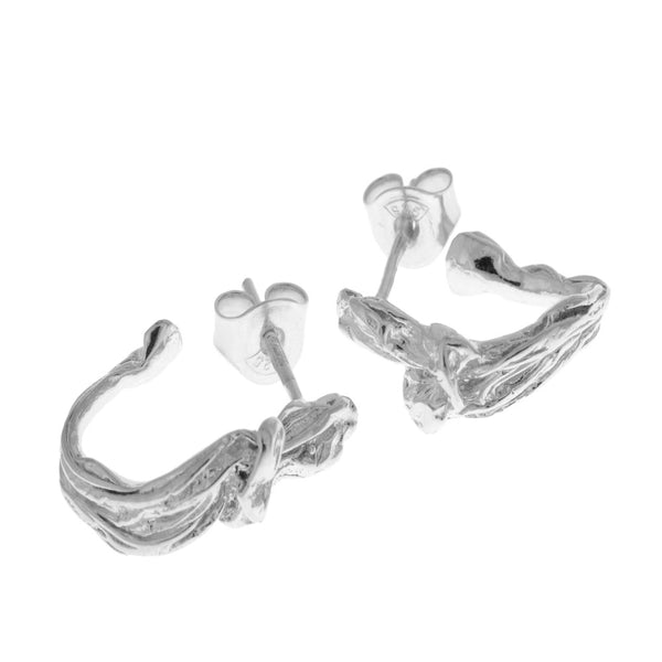 HAVET stiftörhängen i nickelfri 925 sterling silver med vågig tvinnad form mot vit bakgrund