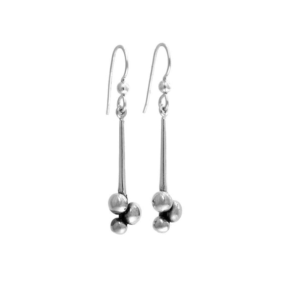 HAVTORN örhängen på krok i 925 sterling silver med lång smal stav och tre små kulor i änden