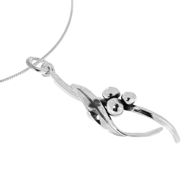 HAVTORN halsband i silver med bladformigt hänge och tre små kulor