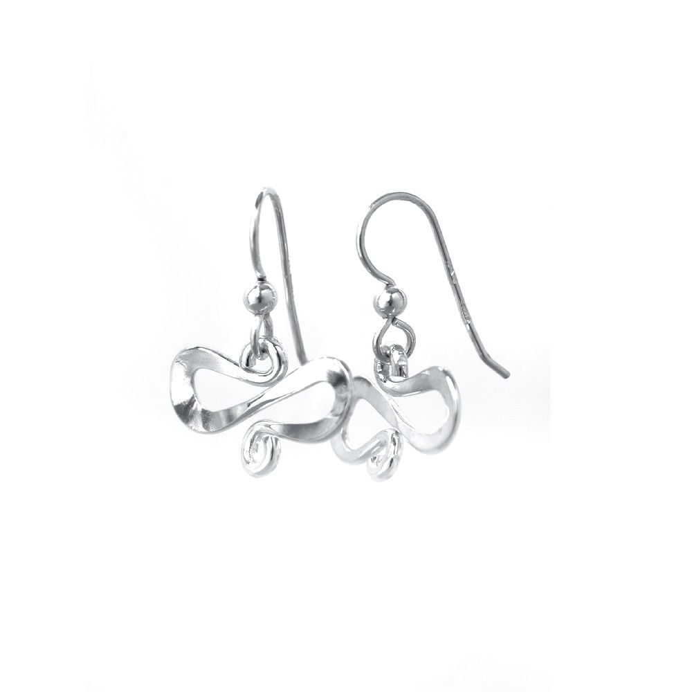 Kringlanformade örhängen på krok i 925 sterlingsilver med handgjorda mjukt böjda hängen