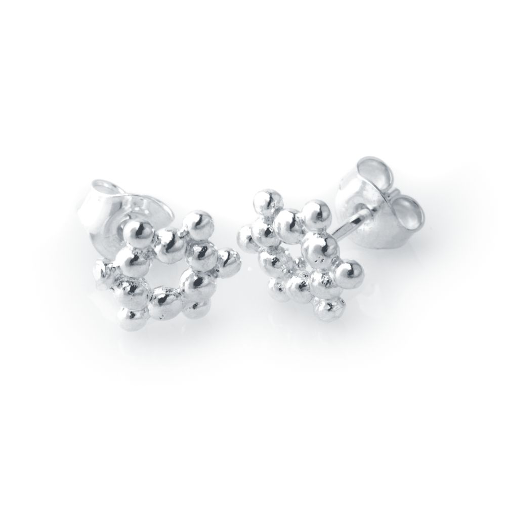 Silver studs där små blanka kulor bildar en mjuk stjärna.