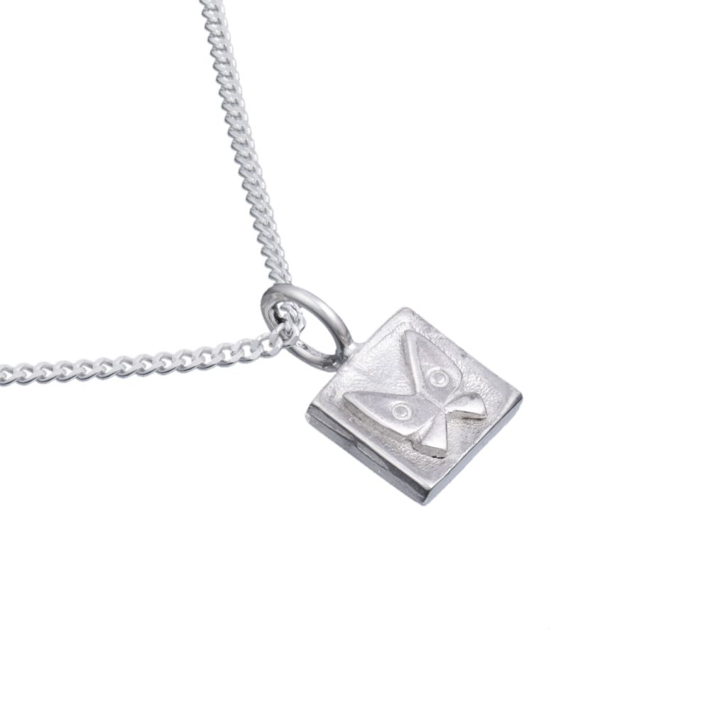 Lyckofjäril halsband med en liten fyrkantig platta och fjäril på en silverkedja