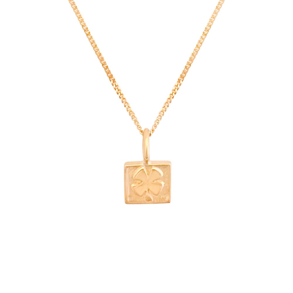 18K guld halsband med ett litet fyrkantigt hänge prytt med en fyrklöver.