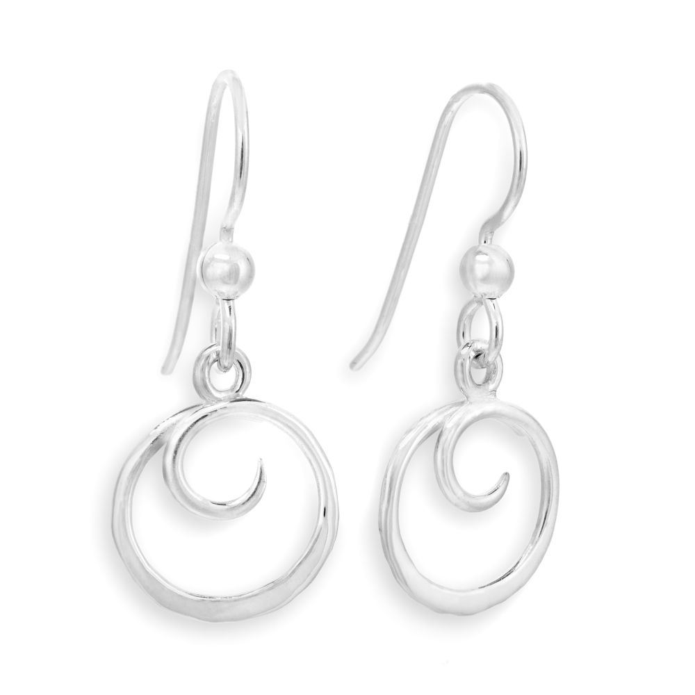 Silverfärgade örhängen på krok med cirkulärt spiralmotiv