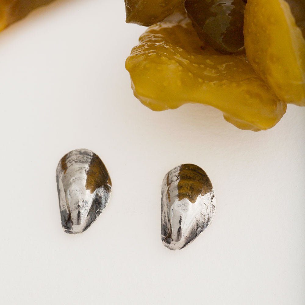 BLÅMUSSLA örhängen på stift i antikbehandlad sterling silver tvåtonade med silver och guldtoner