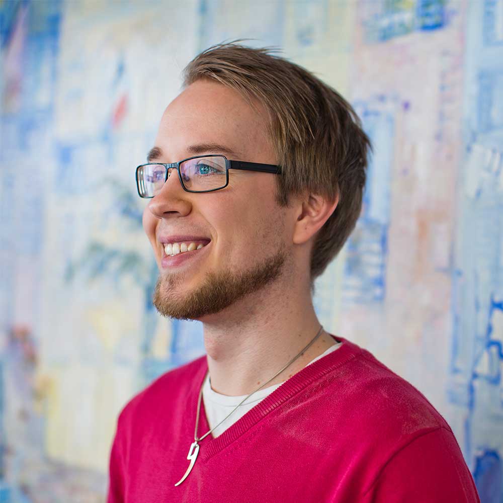 Profilbild av man i röd tröja som bär NÄTSTICKA XL halsband i antikbehandlad 925 sterling silver