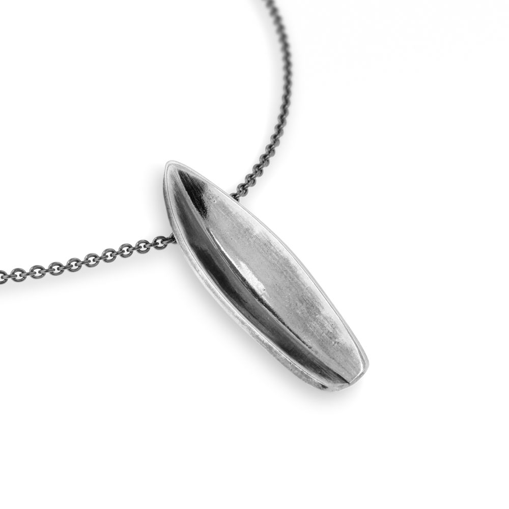ÖKA halsband i silver med båtformigt hänge på kedja
