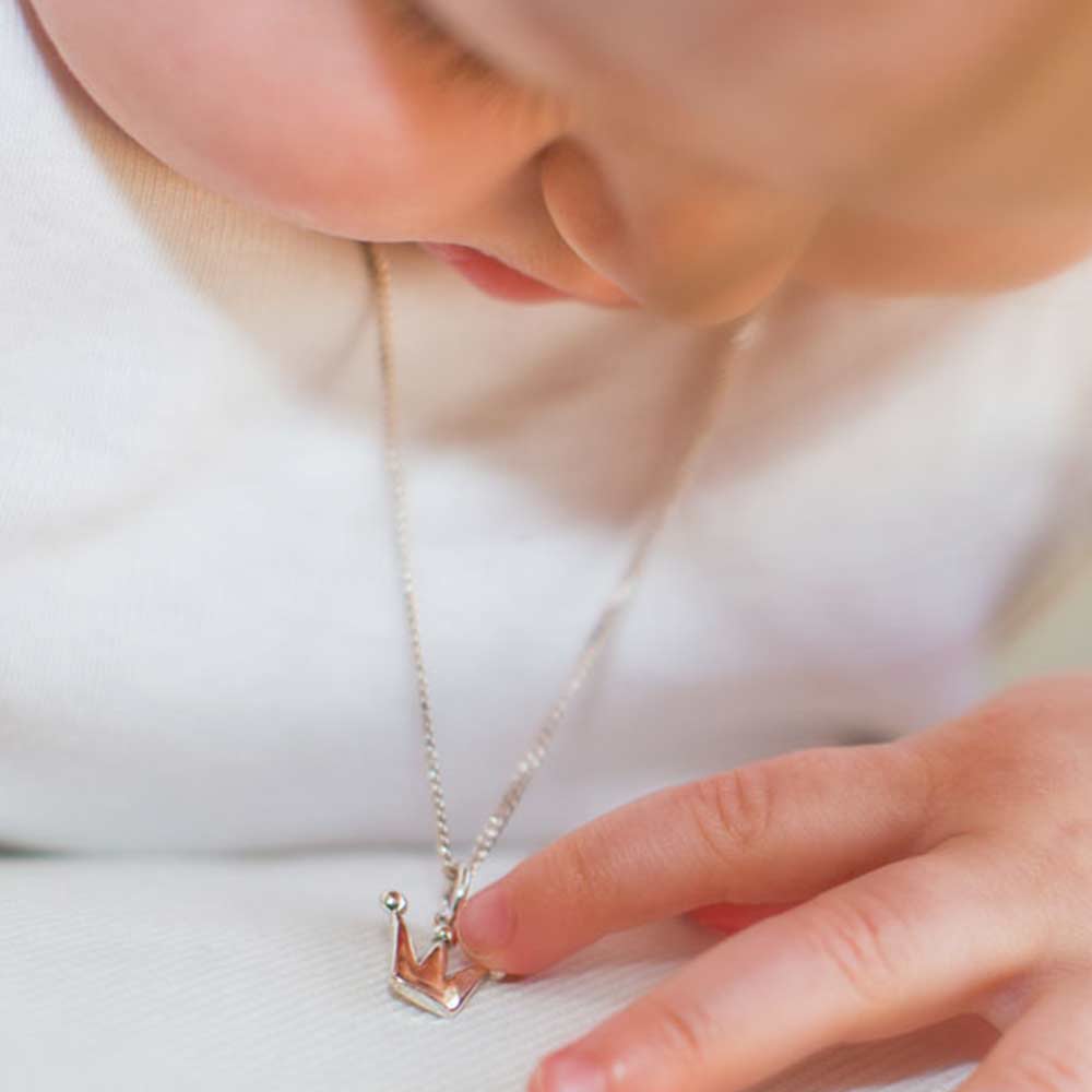 PRINSESSKRONA halsband i 925 silver med liten kronformad hänge på tunn kedja