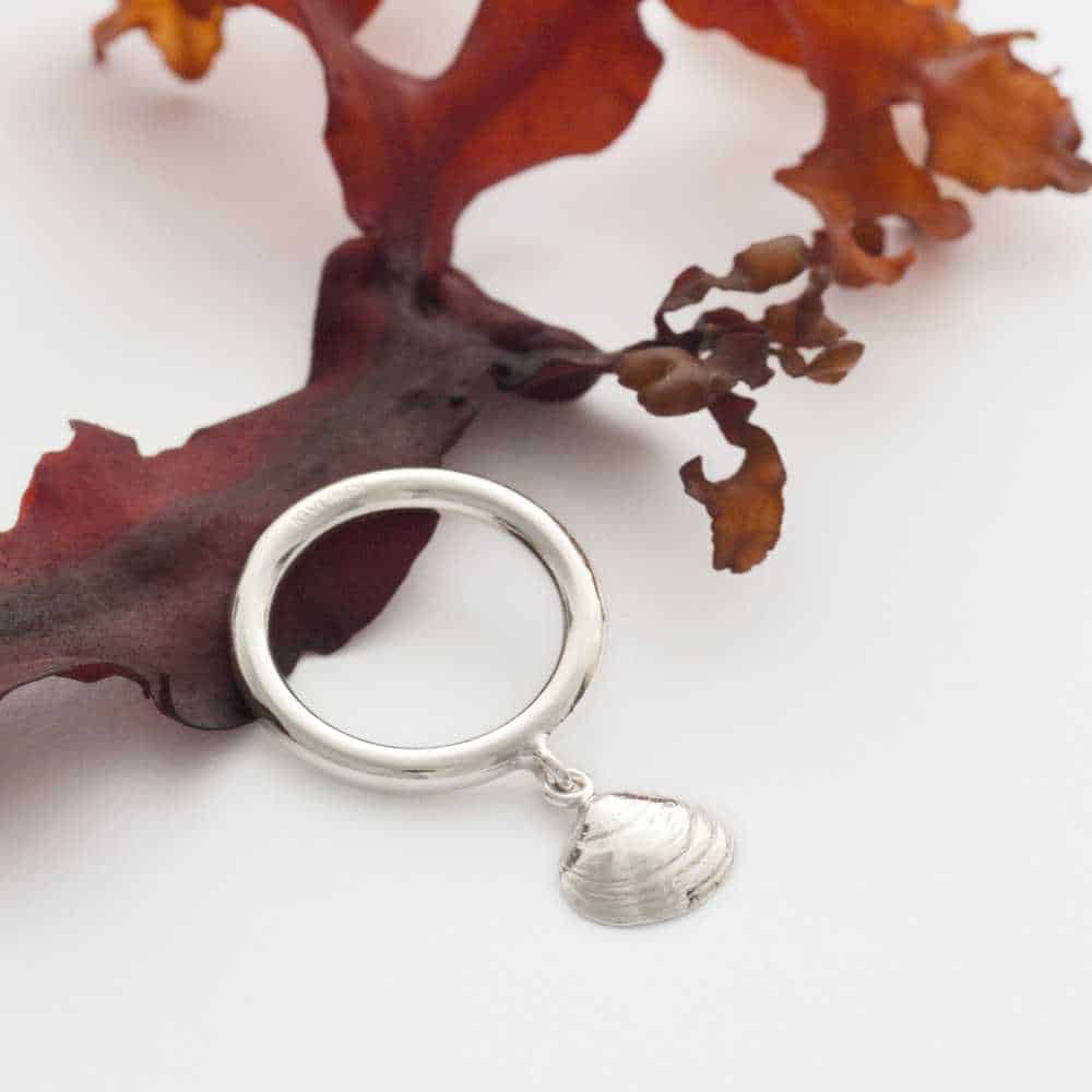 SANDMUSSLA ring i silver med liten snäckformad berlock