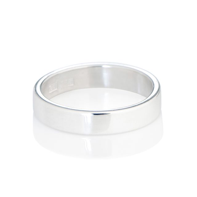 Slät silverring med rektangulärt tvärsnitt och 4 mm bred ringskena