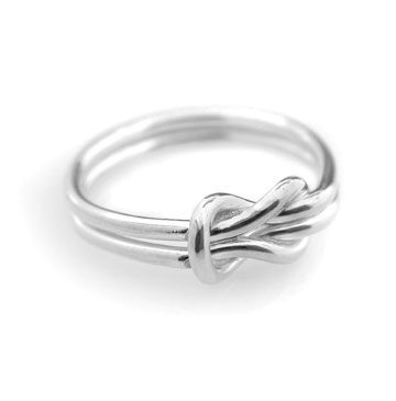 RÅBANDSKNOP silver ring with a knot motif inspired by seafaring heritage