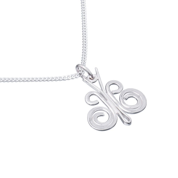 SAGA LILLA fjäril halsband i silver med böjda trådar hängande på kedja