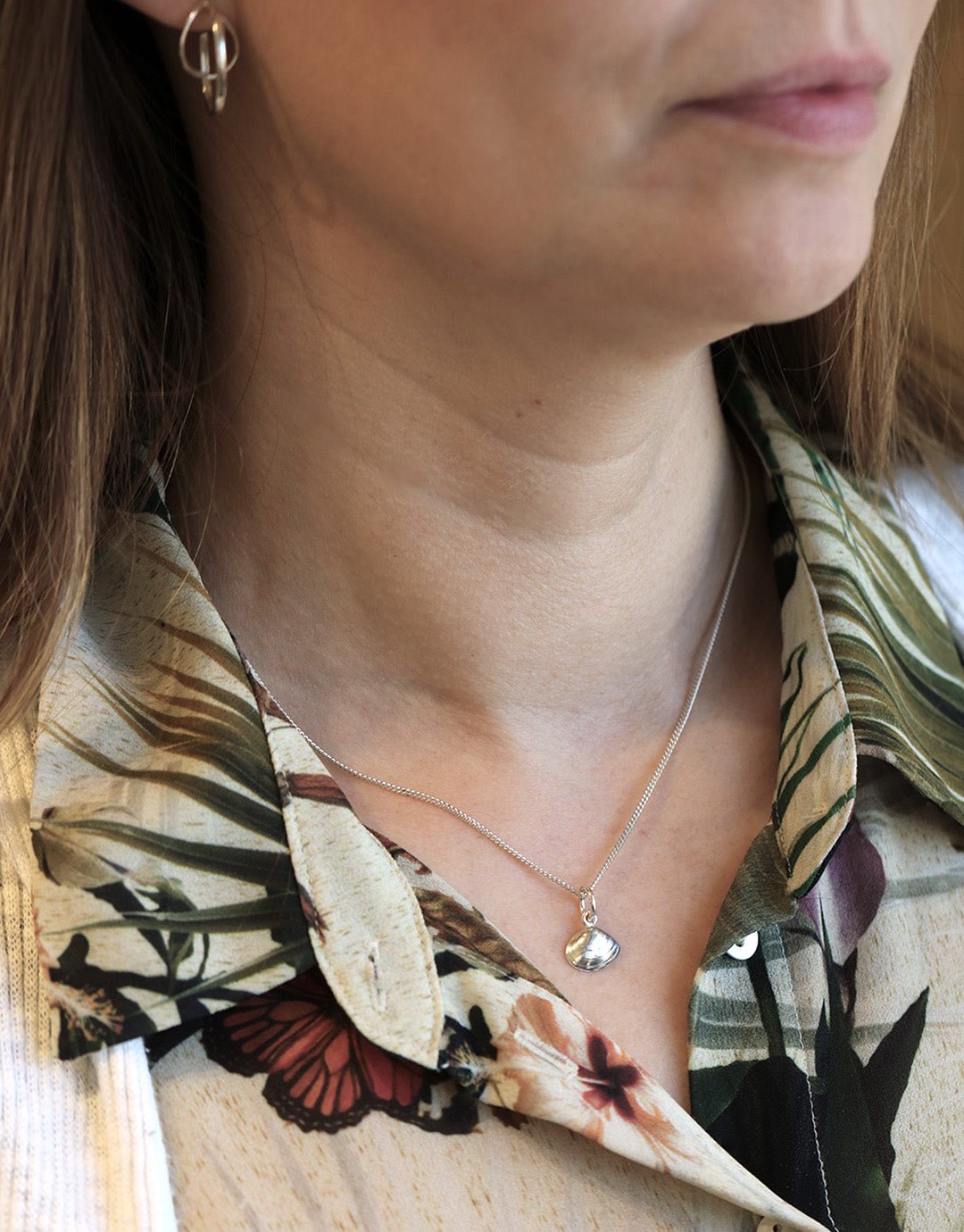 SANDMUSSLA XS halsband i sterlingsilver med liten musslaformad hänge och 42 cm pansarkedja