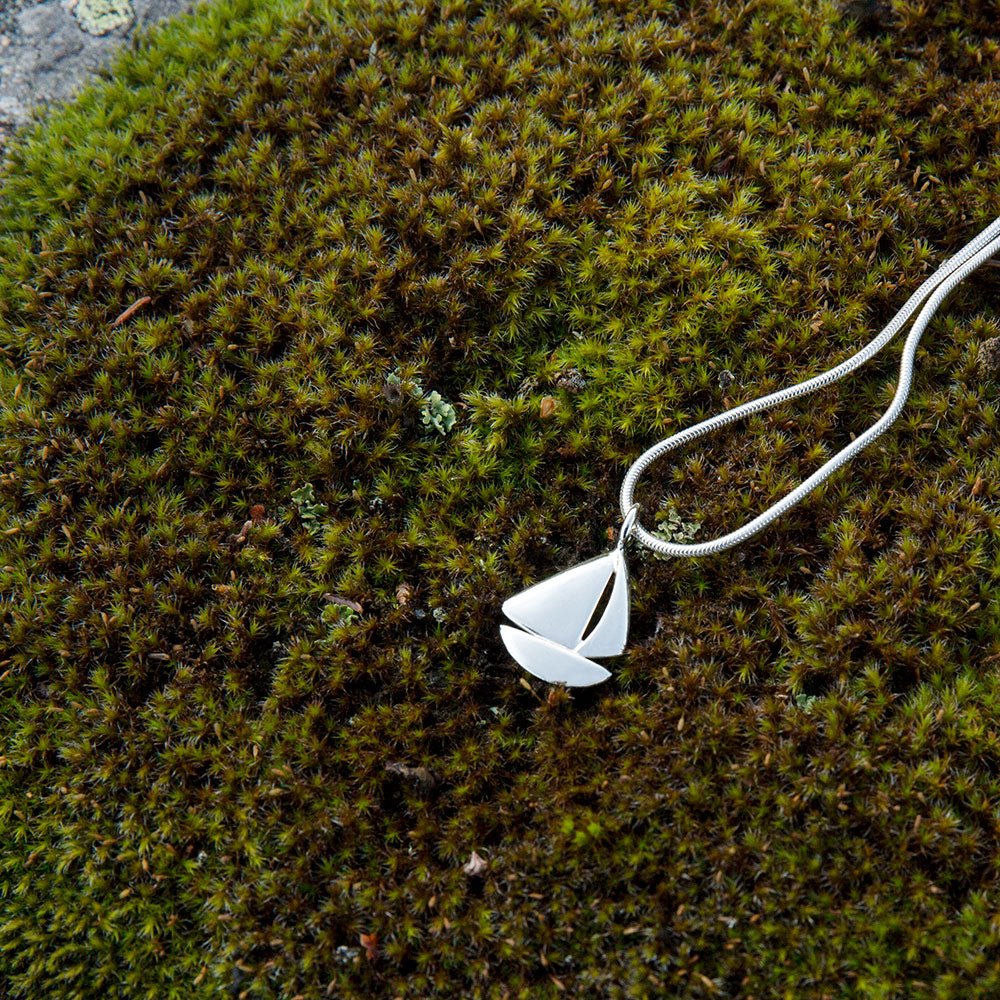 SEGELBÅT L halsband i 925 sterling silver med segelsiluett liggande på mossa och ormkedja synlig