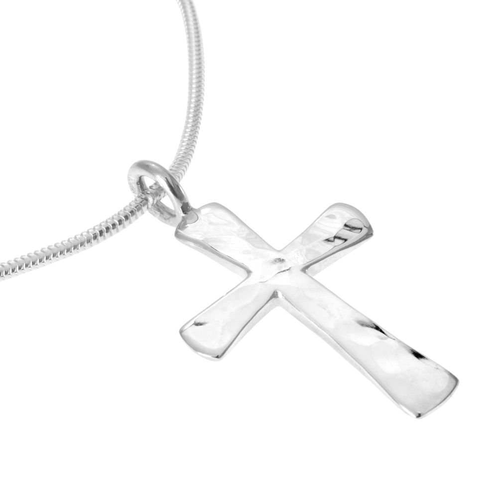 SMID kors halsband i silver med handsmidd yta som reflekterar ljuset och en centralt repdetalj