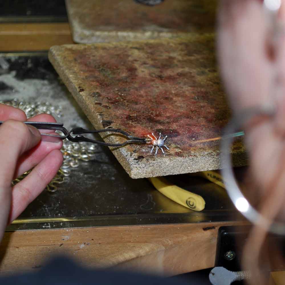 Handgjorda SPINDEL örhängen på krok formas med plattång i smyckestillverkning