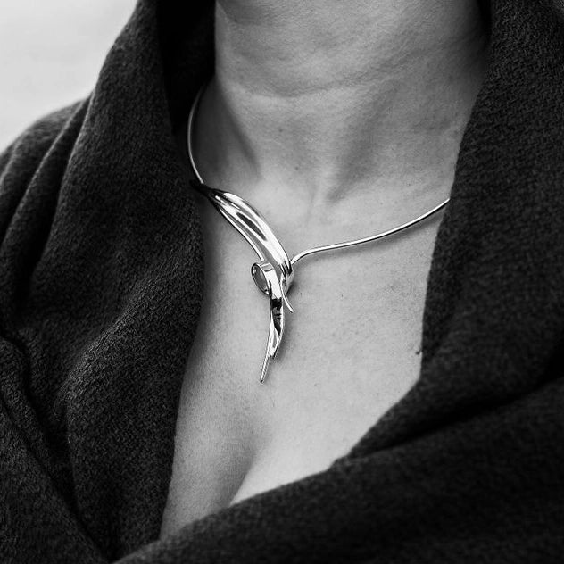 STORMSKÄRS MAJA FEST Collier in polished 925 sterling silver resting on dark fabric