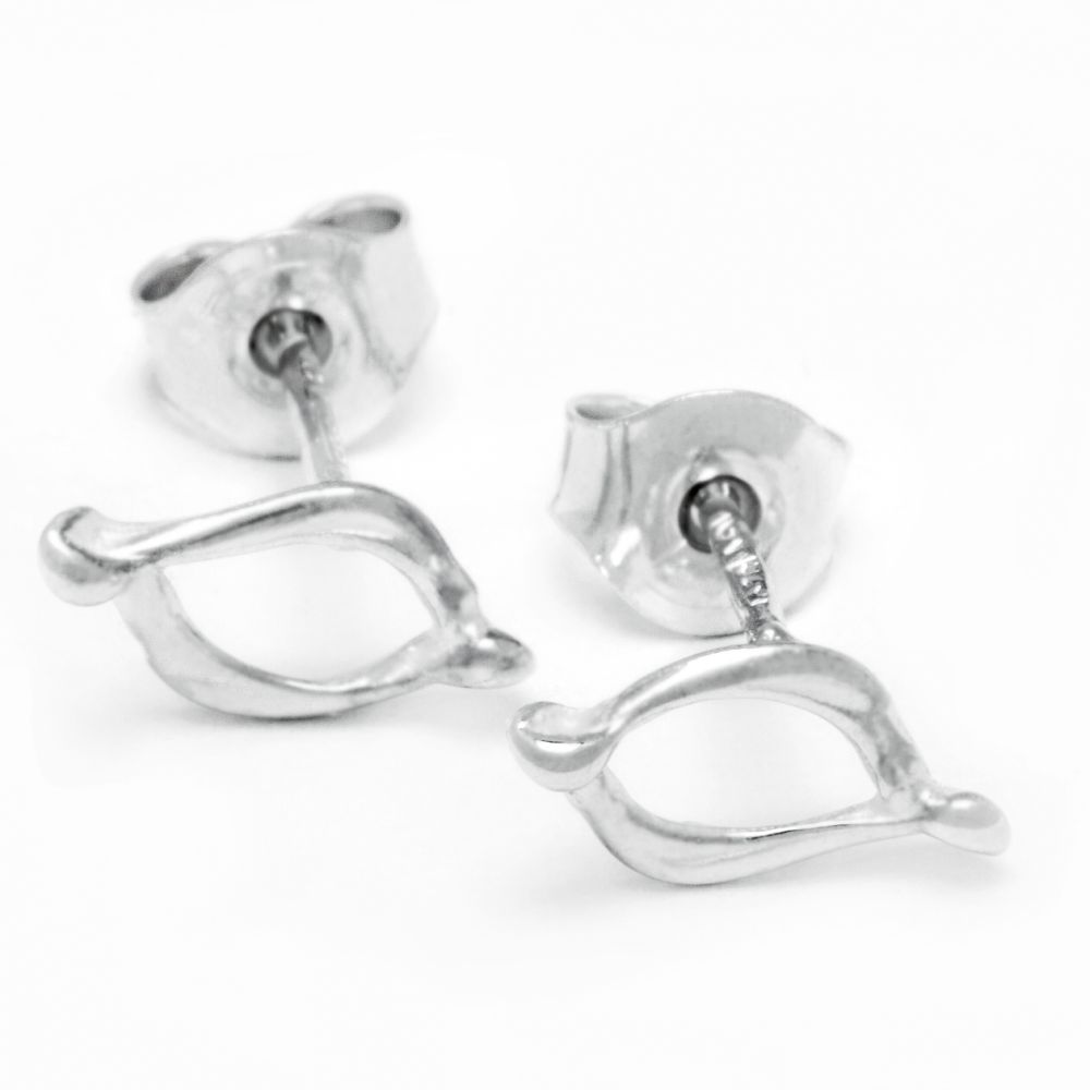 Stiftörhängen i sterlingsilver med vågliknande öppen design
