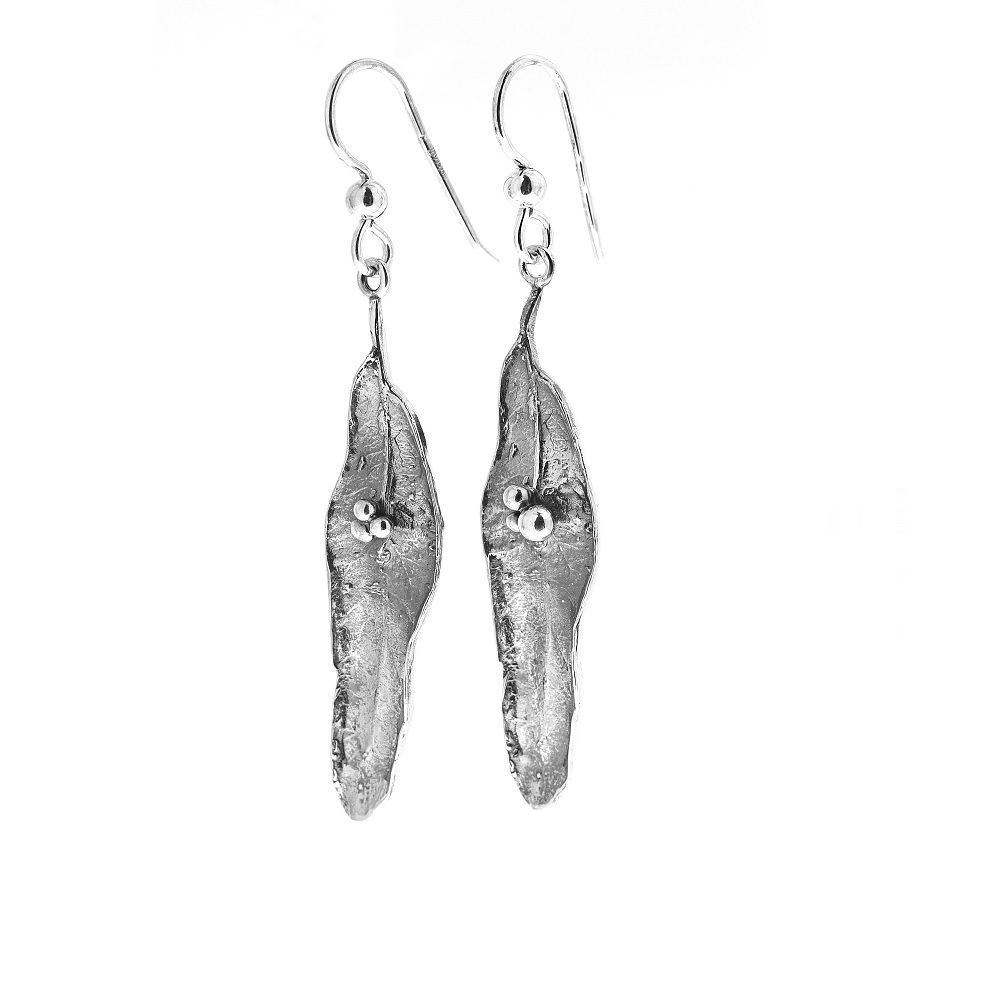 Par TILIA örhängen i nickelfritt 925 sterling silver med lång bladliknande form och små kulor på krok