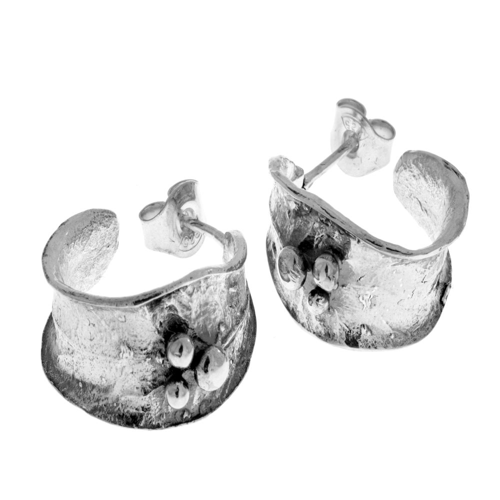 TILIA örhängen av 925 sterlingsilver med bred böjd yta och små runda detaljer