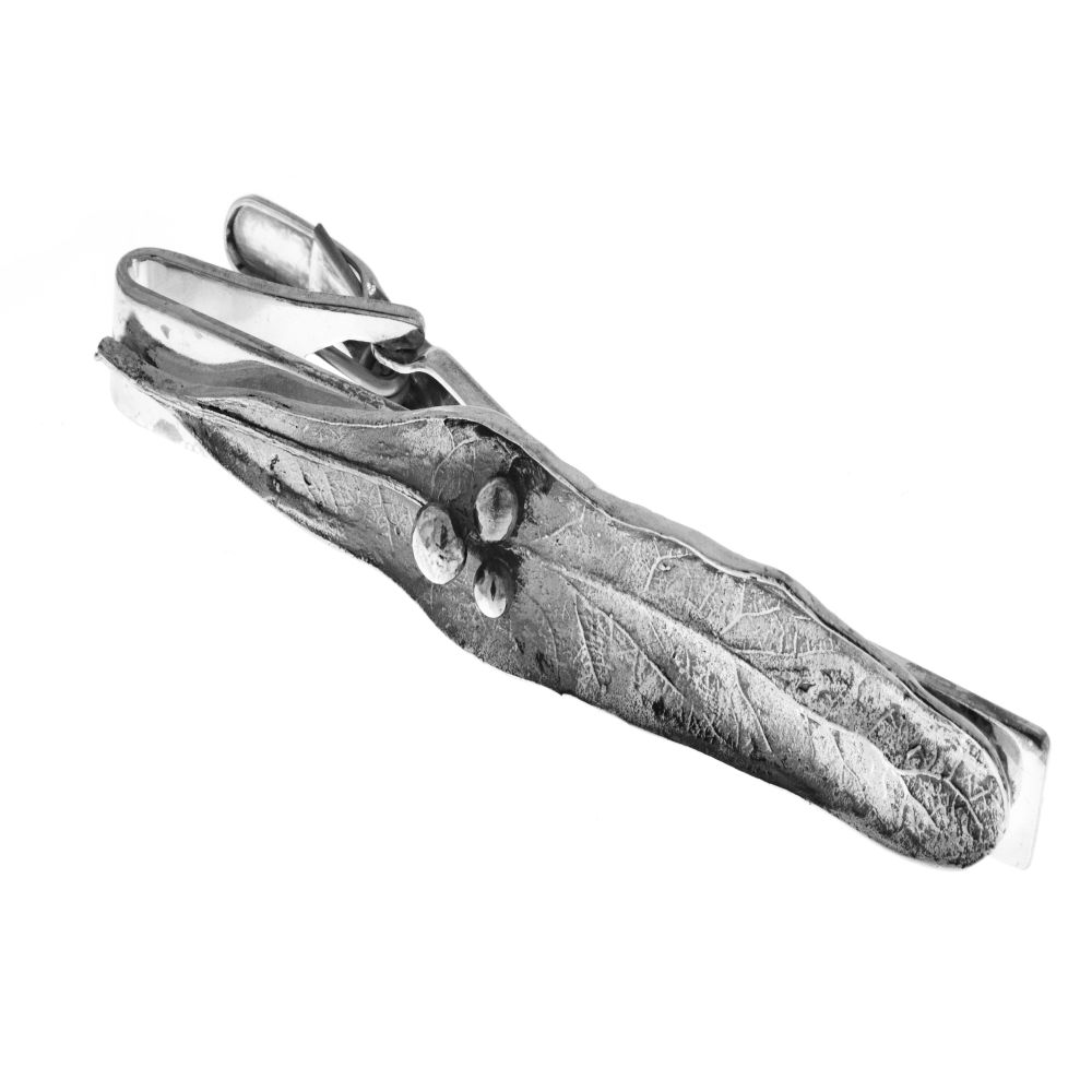 TILIA slipsklämma i 925 sterlingsilver med barkmönstrad yta och segelliknande form