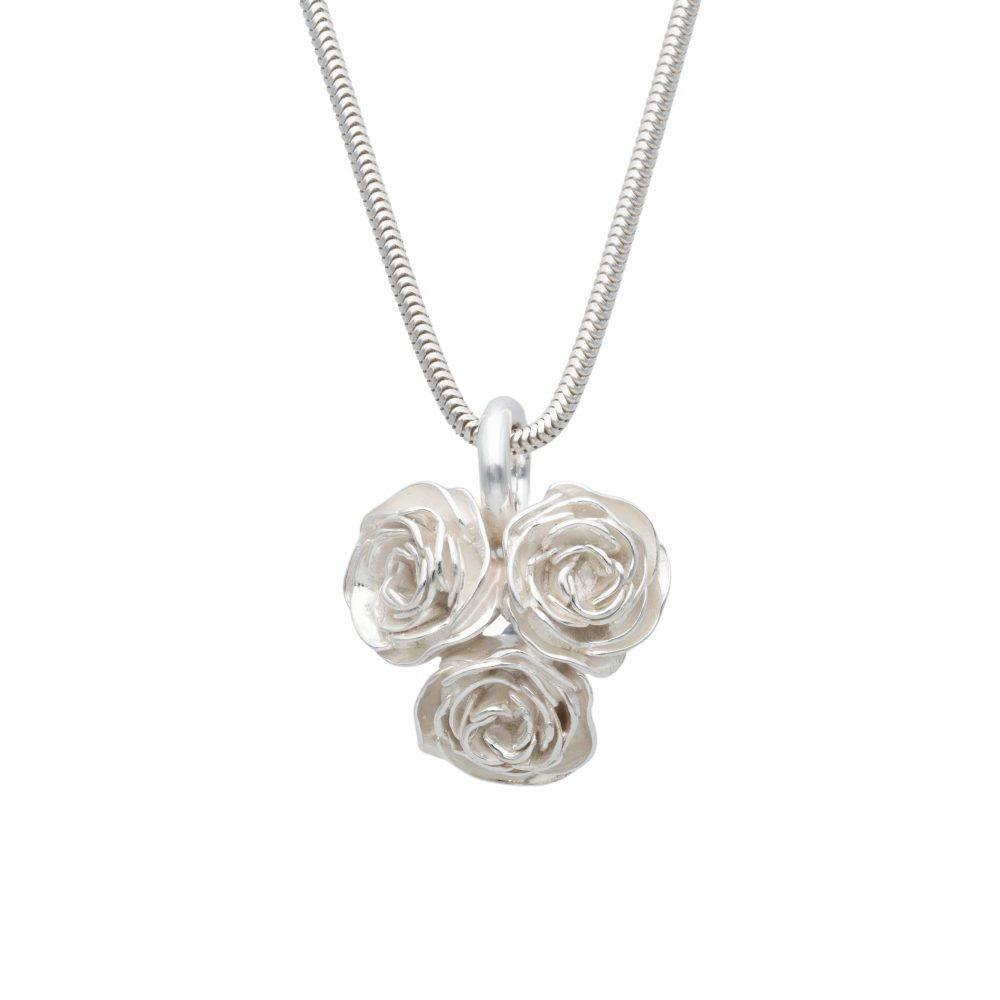TRIPPEL ROS necklace featuring three silver rose pendants on a sleek chain