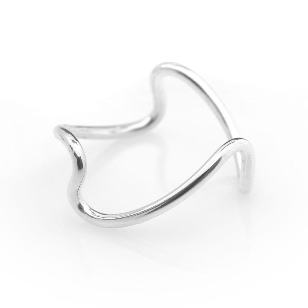 VÅGEN ring i silver med en böljande vågformad design inspirerad av havet