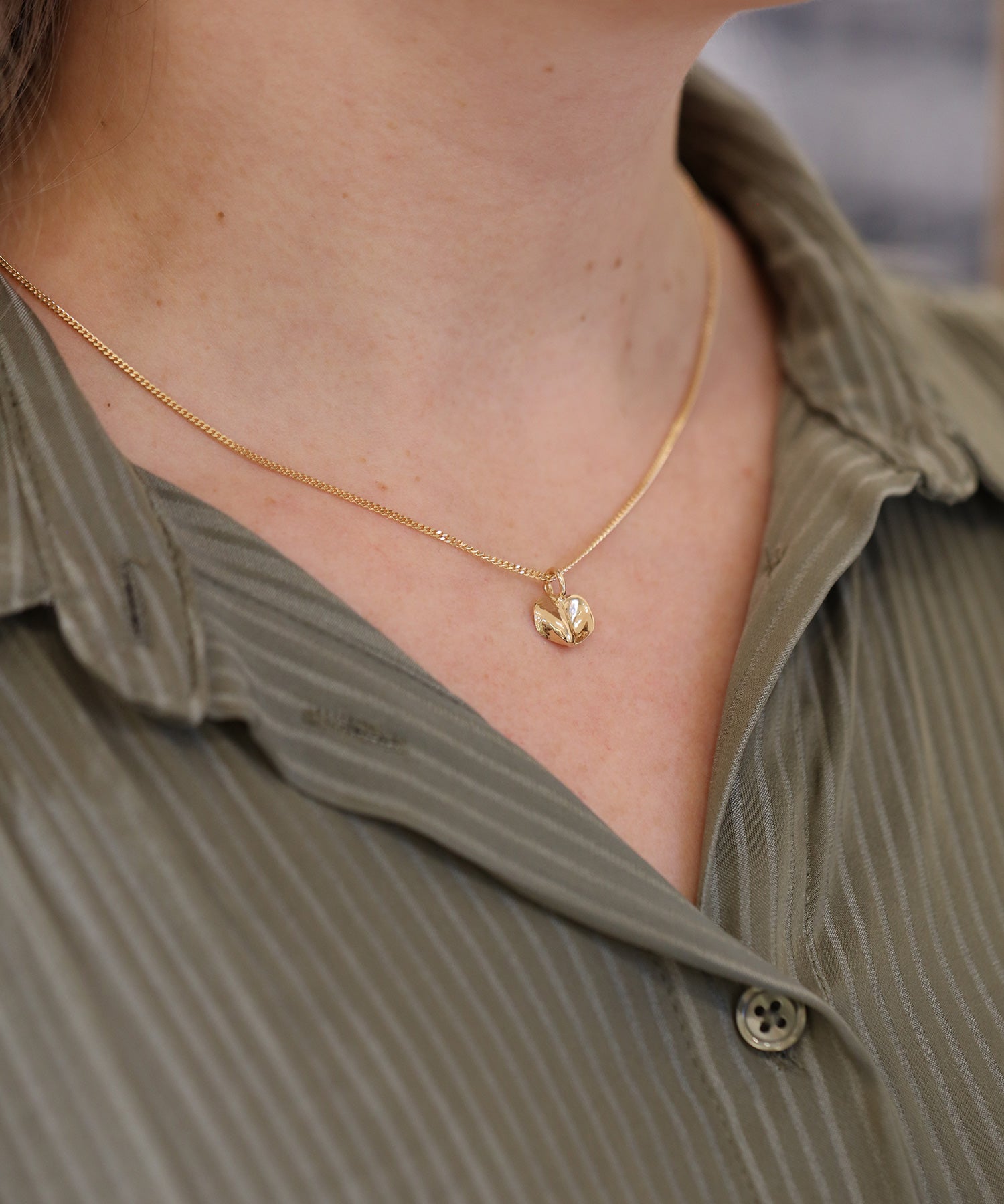 18K guld halsband med liten hjärtformad hänge på tunn kedja