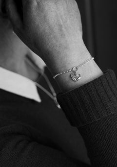 STORMSKÄRS MAJA HJÄRTA armband i 925 silver visas runt handleden med standardlängd 18–20 cm