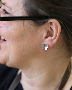 GULLVIVA blomformade örhängen i sterlingsilver visas i modellens öra