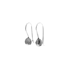 Tilia frö örhängen i 925 sterling silver med små fröformade kulor på krok