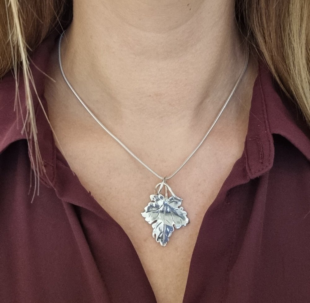 HUMLELÖV halsband i antikbehandlat silver med humlebladshänge på silverkedja