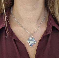 HUMLELÖV halsband i antikbehandlat silver med humlebladshänge på silverkedja