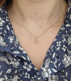I HAMN LILLA 18K halsband med ringformad förtöjningsring i guld på tunn kedja mot halsen