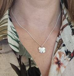 KLÖVER halsband bärs av modell i närbild med klöverhänge