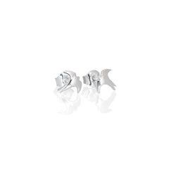 SVALA örhängen på stift i 925 sterling silver med små svalformade hängen