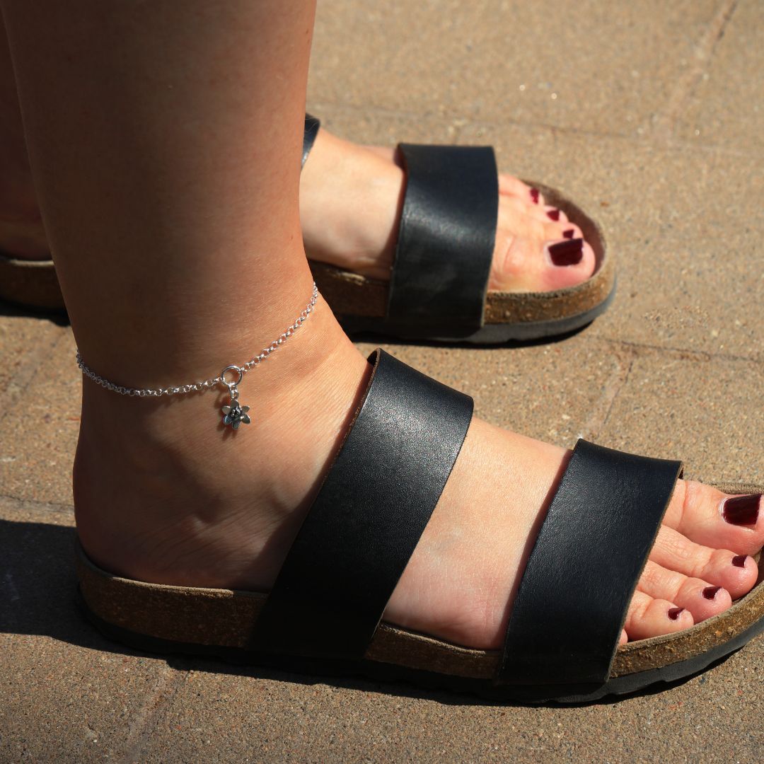 Vristlänk i sterlingsilver med trollslända berlock på foten i sandaler.