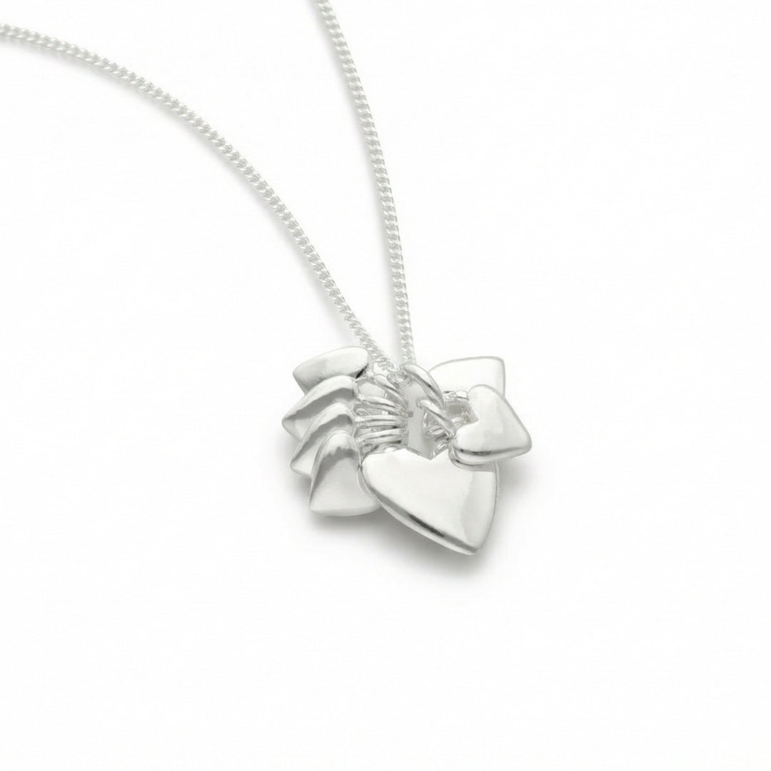 Halsband med kluster av hjärtan i sterlingsilver på tunn kedja