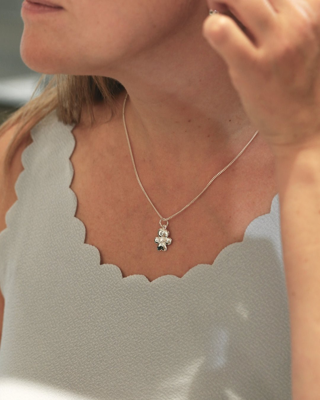 Halsband med blomformad berlock och kubisk zirkon i mitten på tunn silverkedja