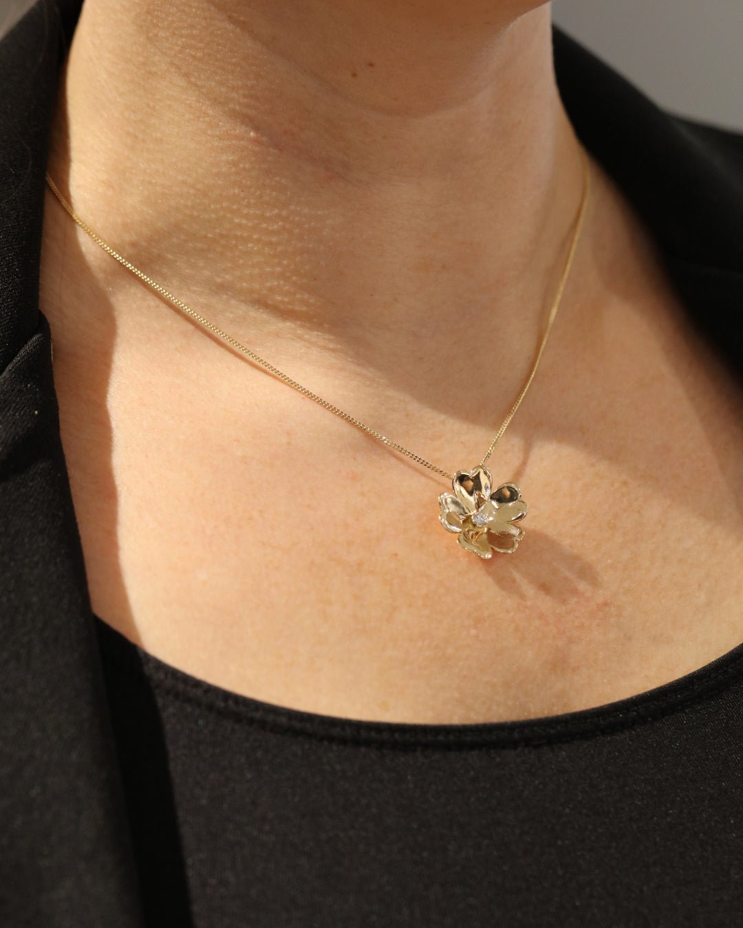 GULLVIVA 18K halsband med diamant blomformigt hänge på tunn kedja
