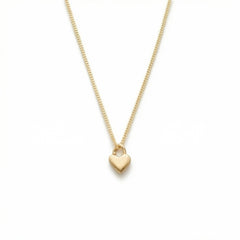 18K guld halsband med ett hjärta hänge där kedjan går genom en vriden ögla