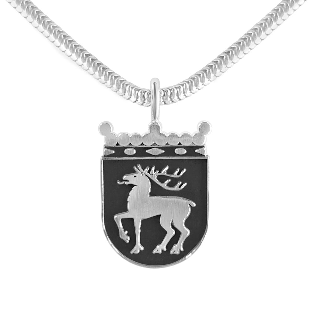 ÅLANDS VAPEN XL halsband med stort sköldhänge visar en silverhjort mot svart bakgrund på en ormkedja.