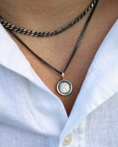 ALFA halsband med pansarkedja och bokstavsgravyr, buret på modell